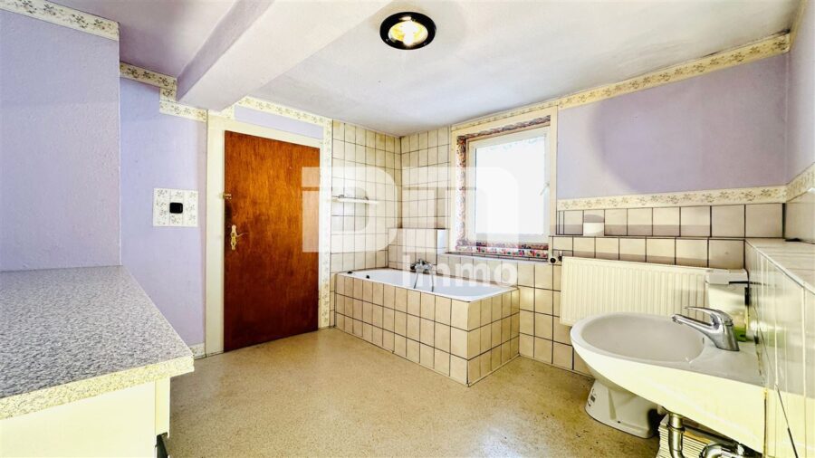 Zweifamilienhaus als Sanierungsobjekt mit Ausbaureserve und solider Bausubstanz - Obergeschoss Badezimmer / Badewanne